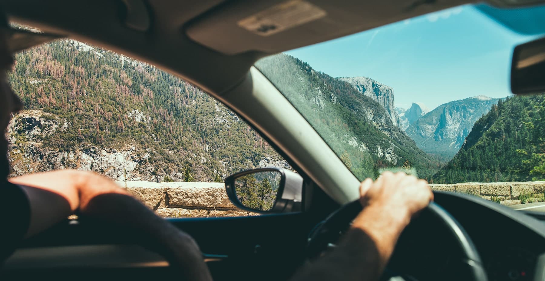 Frau am Steuer eines Autos